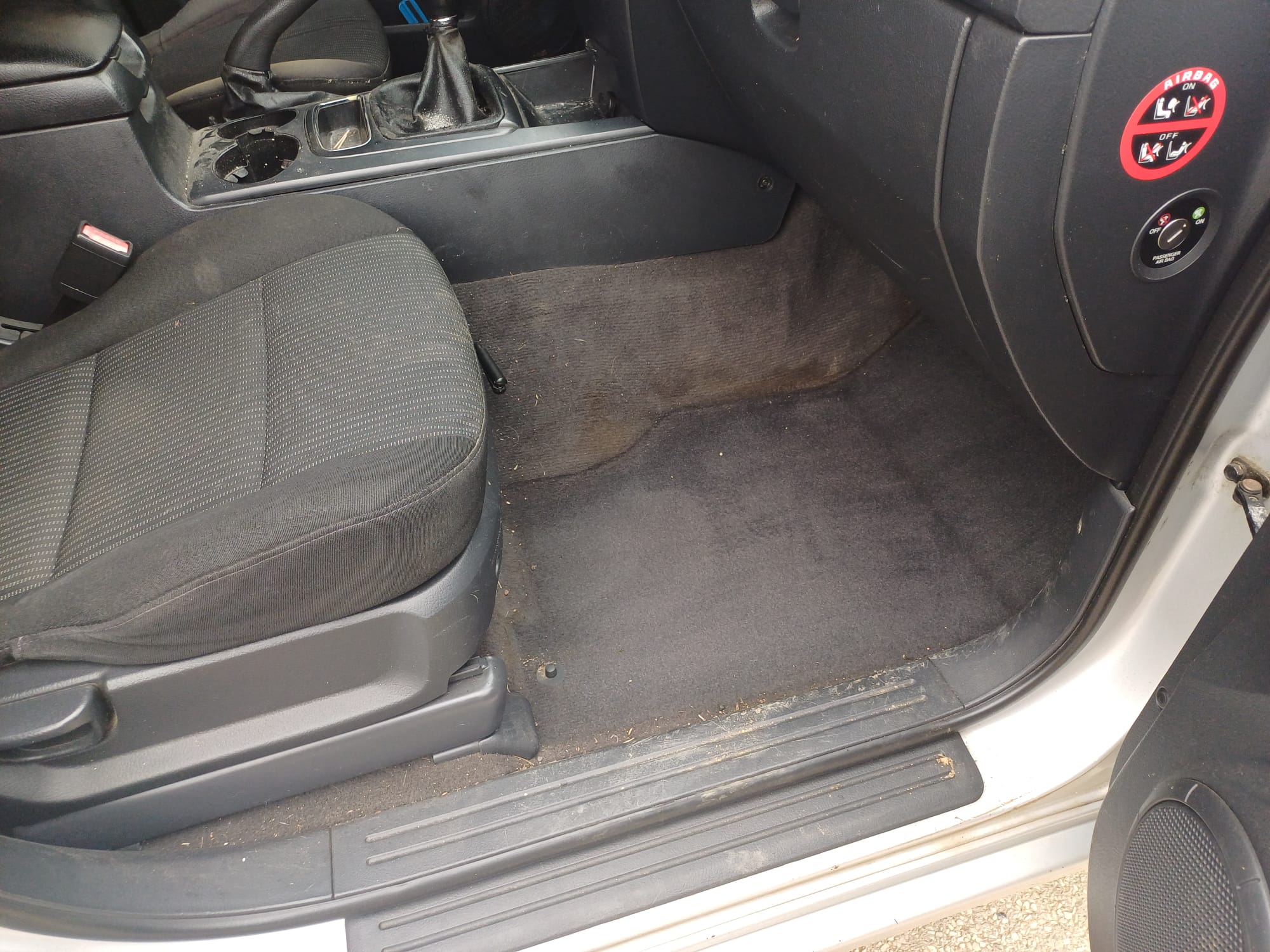 Unutrašnjost automobila prije dubinskog čišćenja - SantClean