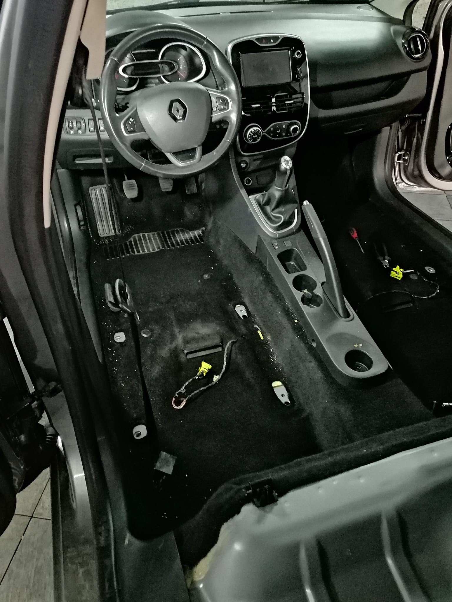 Unutrašnjost automobila prije dubinskog čišćenja 2 - SantClean