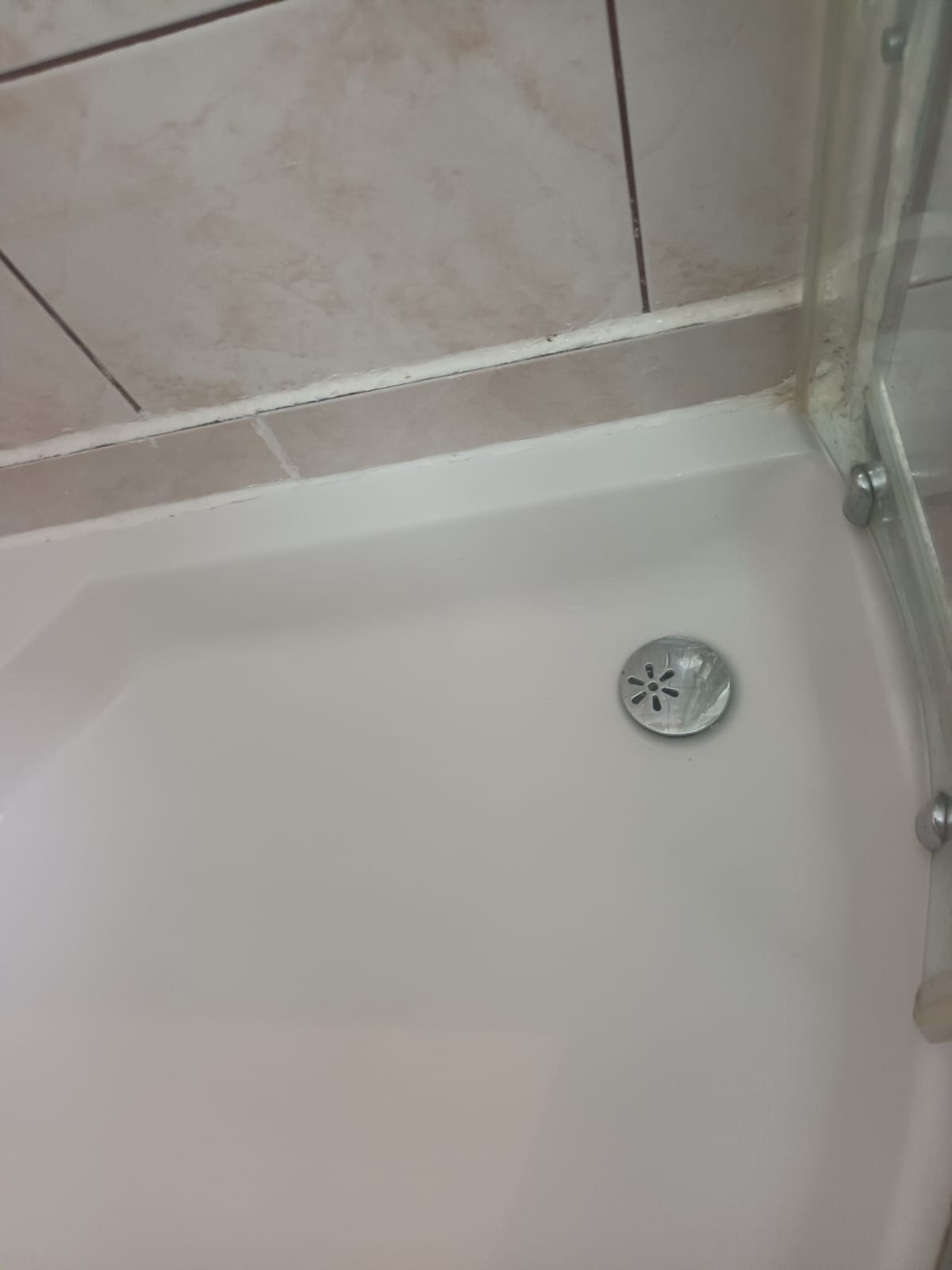 Tuš kabina nakon temeljitog i detaljnog čišćenja - SantClean